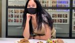 Intip Momen Aura Kasih Saat Makan Rujak dan Ngopi!
