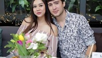 Aura Kasih dan Eryck Amaral telah resmi bercerai. Dikabarkan alasan perceraian mereka dikarenakan mantan suaminya ternyata minder dengan pendapatan Aura Kasih yang tak lebih banyak. Foto: Instagram @aurakasih