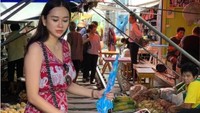Jalan-jalan ke Thailand, Aura Kasih menyempatkan berkunjung ke pasar tradisional. Wah, ibu satu anak ini belanja apa saja ya? Foto: Instagram @aurakasih
