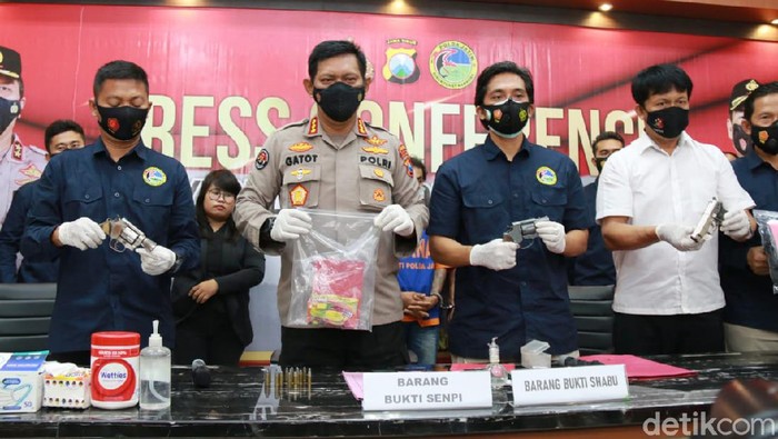 Bandar sabu asal Mojokerto diringkus Ditresnarkoba Polda Jawa Timur. Tak hanya mengamankan 5,86 gram sabu, polisi juga menyita 3 pistol rakitan.