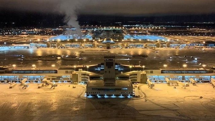 Bandara Denver dihujani badai salju