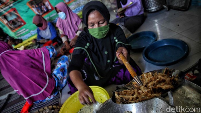 Sejumlah warga tergabung dalam Komunitas Perempuan Nelayan Puspita Bahari di Bonang, Demak, Jawa Tengah. Mereka mengolah ikan kering untuk menjadi oleh-oleh.