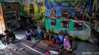 Produk makanan ringannya tersebut dipasarkan di pusat oleh-oleh yang berada di alun-alun dekat Masjid Agung Demak. Selain itu, ada juga dijual lewat Rumah BUMN sebuah tempat yang menampung produk unggulan UMKM di daerah Demak.