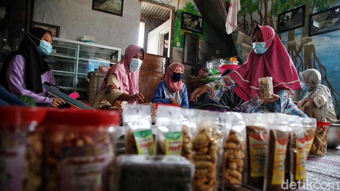Sejumlah warga tergabung dalam Komunitas Perempuan Nelayan Puspita Bahari di Bonang, Demak, Jawa Tengah. Mereka mengolah ikan kering untuk menjadi oleh-oleh.