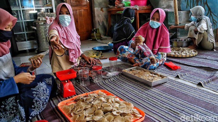 Sejumlah warga tergabung dalam Komunitas Perempuan Nelayan Puspita Bahari di Bonang, Demak, Jawa Tengah. Mereka mengolah ikan kering untuk menjadi oleh-oleh.