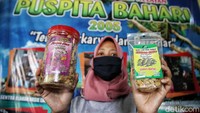 Seperti yang dilakukan Hidayah (42) asal Kabupaten Demak yang mampu berdikari secara ekonomi lewat usaha olahan ikan.