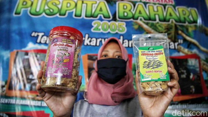 Berdikari Lewat Bisnis Olahan Ikan Sejumlah warga tergabung dalam Komunitas Perempuan Nelayan Puspita Bahari di Bonang, Demak, Jawa Tengah. Mereka mengolah ikan kering untuk menjadi oleh-oleh.