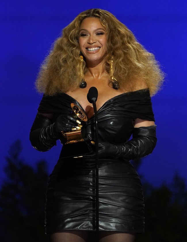 Inilah penampilan Beyonce di Grammy Awards 2021 yang berlangsung outdoor di luar Staples Center, Los Angeles, Amerika Serikat, Minggu (14/3/2021). Mini-dress kulit berwarna hitam dari koleksi couture rumah mode Prancis Schiaparelli menjadi andalannya. (Foto: Chris Pizzello/Invision/AP/Chris Pizzello)