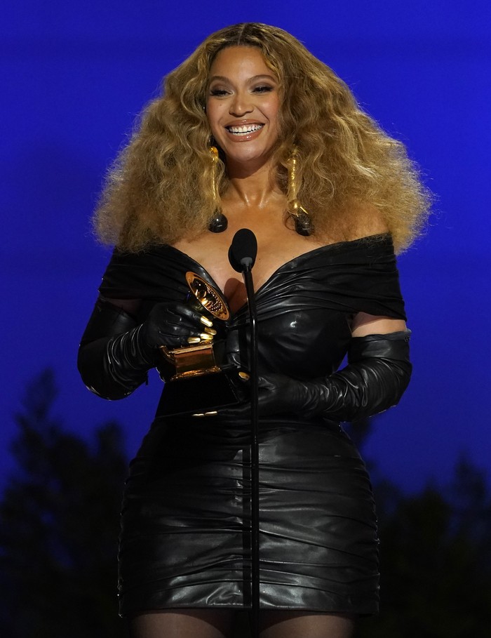 Beyonce di Grammy Awards 2021 Beyonce appears in the audience at the 63rd annual Grammy Awards at the Los Angeles Convention Center on Sunday, March 14, 2021. (AP Photo/Chris Pizzello)