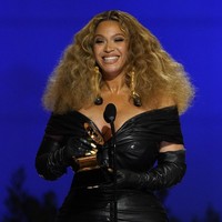 Inilah penampilan Beyonce di Grammy Awards 2021 yang berlangsung outdoor di luar Staples Center, Los Angeles, Amerika Serikat, Minggu (14/3/2021). Mini-dress kulit berwarna hitam dari koleksi couture rumah mode Prancis Schiaparelli menjadi andalannya. (Foto: Chris Pizzello/Invision/AP/Chris Pizzello)