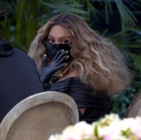 Di malam Grammy Awards ke-63 tersebut, penampilan Beyonce kian sempurna dengan sepasang statement earrings bernuansa etnik, kacamata hitam vintage dan masker hitam. Suami Beyonce, Jay Z, juga kompak mengenakan busana serba hitam. (Foto: Chris Pizzello/Invision/AP/Chris Pizzello)