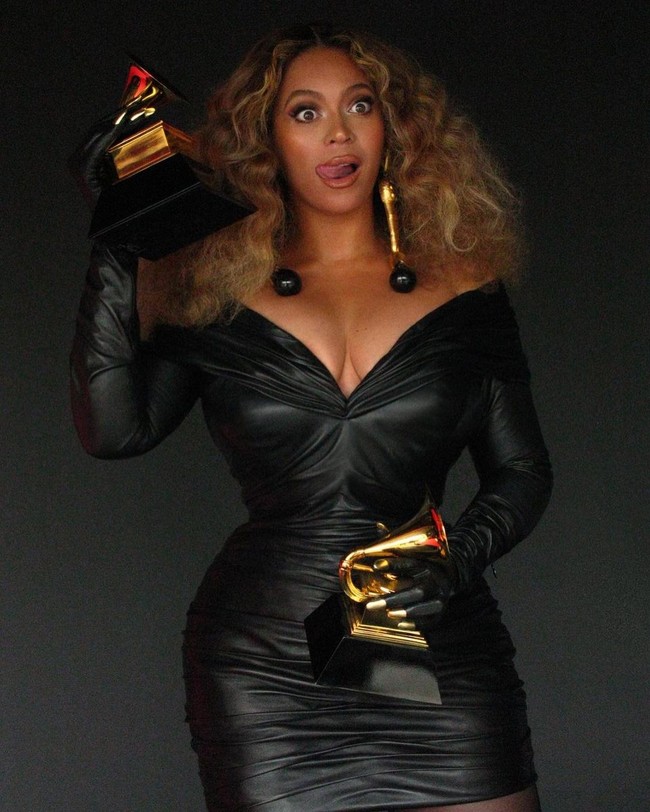 Beyonce yang memimpin dengan sembilan nominasi memborong enam piala di Grammy Awards 2021. Kemenangan tersebut lantas menorehkan prestasi baru dalam karier mantan personel Destinys Child itu. Dengan raihan 28 piala Grammy, sang Queen B memantapkan posisinya sebagai perempuan peraih piala Grammy terbanyak sepanjang masa. Putrinya, Blue Ivy, juga memecahkan rekor sebagai pemenang termuda kedua dalam sejarah Grammy. Bersama Beyonce, ia memenangkan kategori Best Music Video berkat lagu Brown Skin Girl. Blue Ivy yang baru berusia 9 tahun ternyata ikut andil dalam penulisan lagu Brown Skin Girl. (Foto: Instagram/@schiaparelli)