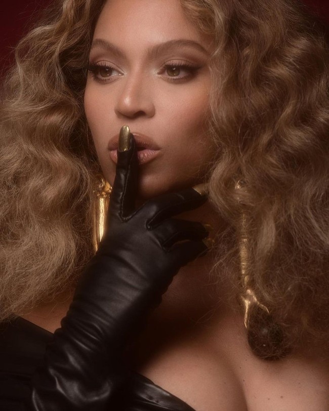 Sepasang sarung tangan panjang senada yang tampak menyatu dengan gaun ikut melengkapi gaya Beyonce. Menariknya, sarung tangan tersebut dihiasi kuku-kuku emas yang seolah terlihat seperti kuku asli. (Foto: Instagram/@schiaparelli)