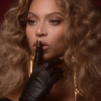 Sepasang sarung tangan panjang senada yang tampak menyatu dengan gaun ikut melengkapi gaya Beyonce. Menariknya, sarung tangan tersebut dihiasi kuku-kuku emas yang seolah terlihat seperti kuku asli. (Foto: Instagram/@schiaparelli)
