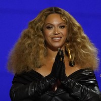 Jika ada dua bagian tubuh yang ingin diubahnya, Beyonce akan memilih kaki dan telinga. Dia mengaku kakinya tampak jelek karena terlalu sering menari. Ibu tiga anak ini juga minder dengan bentuk telinganya. Itulah sebabnya dia lebih suka memakai anting besar saat tampil untuk menyamarkan telinganya. Foto: Chris Pizzello/Invision/AP/Chris Pizzello