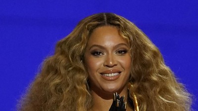 7 Gaya Seksi Beyonce saat Pecahkan Rekor di Grammy, Pakai Sarung Kuku Emas