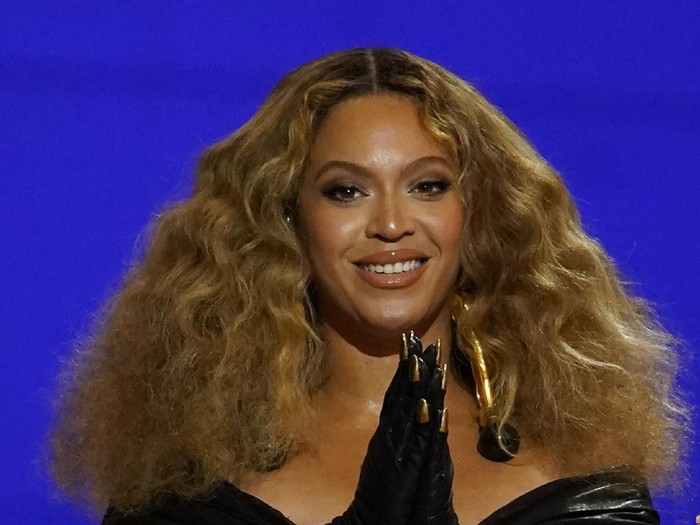 Beyonce di Grammy Awards 2021 Beyonce appears in the audience at the 63rd annual Grammy Awards at the Los Angeles Convention Center on Sunday, March 14, 2021. (AP Photo/Chris Pizzello)