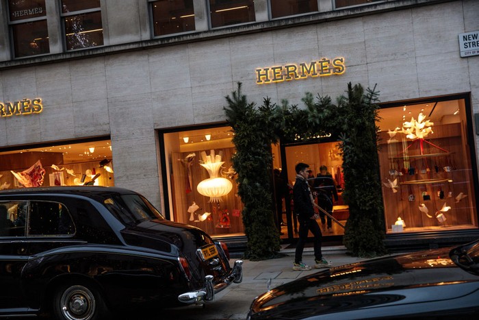 Butik Hermes LONDON, ENGLAND - DECEMBER 18: A man walks past a Hermes store on New Bond Street on December 18, 2018 in London, England. (Photo by Jack Taylor/Getty Images)