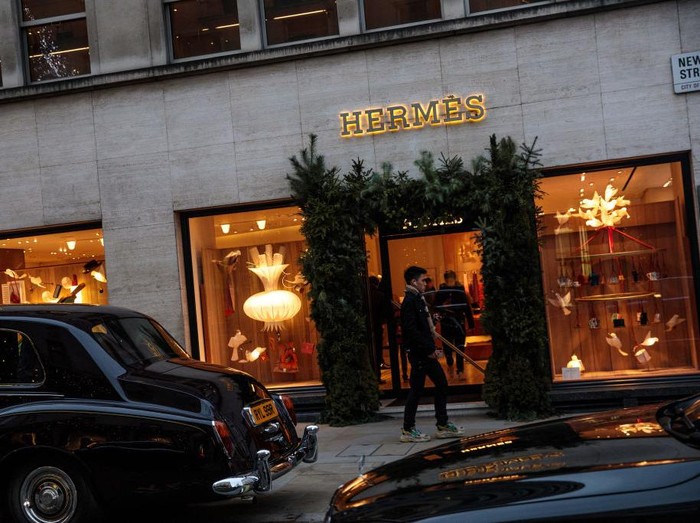 Butik Hermes LONDON, ENGLAND - DECEMBER 18: A man walks past a Hermes store on New Bond Street on December 18, 2018 in London, England. (Photo by Jack Taylor/Getty Images)