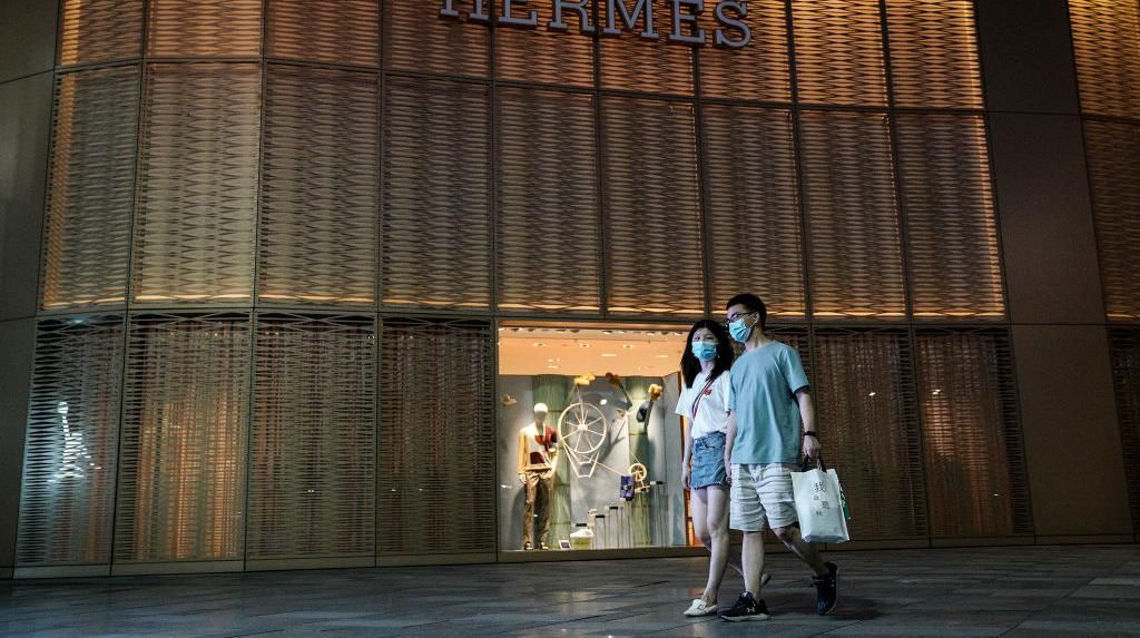 Lockdown Dilonggarkan, Warga Shanghai Serbu Butik Prada Hingga Hermes