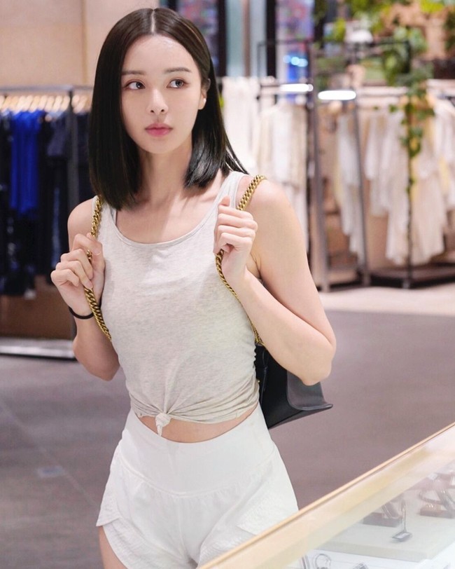 Dalam unggahan yang kini telah dihapusnya itu Cathryn menulis bahwa dirinya mencoba gantung diri untuk mengakhiri semua rasa sakitnya. Tadi malam, saya mengalami gangguan emosi dan mencoba gantung diri untuk mengakhiri semua rasa sakit, (tetapi) kabelnya terlalu tipis dan putus. Bahkan ketika saya ingin mati, saya takut bahwa jika saya tidak berhasil, saya akan dikritik lagi, tulisnya. Foto: dok. Instagram/Cathryn Li