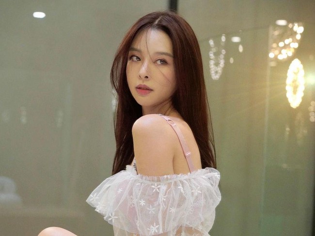 Persoalan-persoalan dan bully dari netizen itulah yang kemudian membuatnya memilih untuk melakukan percobaan bunuh diri. Pada tahun 2019 Cathryn juga sempat diserang karena dianggap melakukan body shaming kepada wanita yang mengenakan pakaian berukuran L. Namun dia meminta maaf setelahnya. Foto: dok. Instagram/Cathryn Li