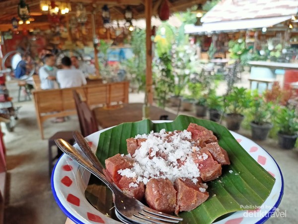 Salah satu menu bernama deughok, makanan paduan tepung dan pisang yang di olah dan di kukus, di sajikan dengan kelapa parut