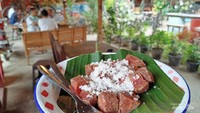 Salah satu menu bernama deughok, makanan paduan tepung dan pisang yang di olah dan di kukus, di sajikan dengan kelapa parut