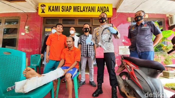 Dua kawanan begal ditembak polisi usai membegal pengurus masjid di Palembang, Sumsel, yang membawa uang kas pembangunan masjid senilai puluhan juta rupiah. (Prima S/detikcom)