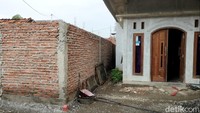 Rumah keluarga Sukendro yang baru dibangun ini berada di depan tiga rumah keluarga Suharto. Semula sebelum rumah milik Sukendro ini dibangun, area rumah tersebut menjadi akses jalan bagi keluarga Suharto. Kapolsek Petarukan AKP Heru Irawan menyebut selain lewat tanah yang kini menjadi rumah milik keluarga Sukendro, akses jalan menuju rumah keluarga Suharto bisa lewat dua jalur di samping rumah yang dipersoalkan itu. Salah satunya melewati tanah milik Anshori yang bisa diakses menggunakan sepeda motor.
