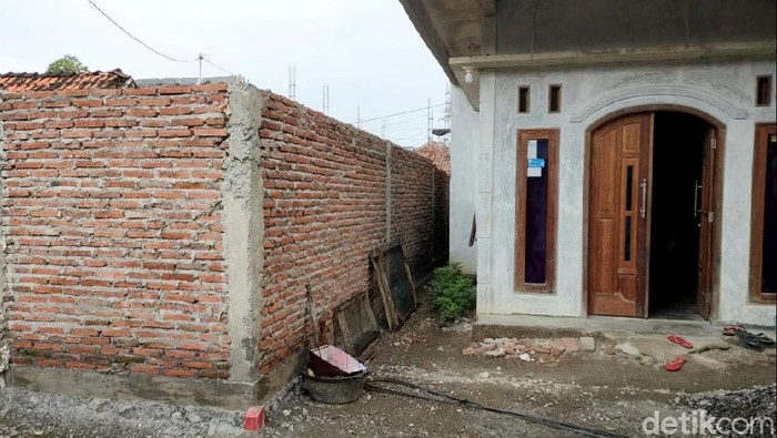 Satu unit rumah di Pemalang viral karena tutup akses jalan tiga rumah hingga terisolasi. Polisi-Bupati Pemalang turun ke lapangan untuk mengecek persoalan ini.