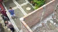 Susatyo mengaku pihak keluarga sempat mendapatkan penawaran pembelian tanah dari keluarga Suharto pada Februari 2020 lalu. Tanah selebar 3 meter lebih, dengan panjang 25 meter itu sempat ditawar seharga Rp 100 juta dan dia mengaku telah menerima uang muka Rp 50 juta. Namun, karena ada kabar yang kurang mengenakkan, pihak keluarga Sukendro membatalkan penjualan tanah itu dan mengembalikan uang muka pada Maret 2020 silam. Dia pun menegaskan bangunan rumah yang sedang dibangun itu tidak membuat rumah di belakangnya terisolasi. Hanya saja diakuinya mobil tidak bisa lewat.