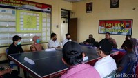 Pihak keluarga Sukendro pun menuntut permintaan maaf dan uang ganti rugi imateriil senilai Rp 150 juta dari keluarga Suharto terkait tudingan pencemaran nama baik gegara akses jalan ini. Pihak Sukendro pun mau membuka akses jalan meski tidak selebar yang diharapkan keluarga Suharto. Kini pihak keluarga Sukendro sudah memberikan tanahnya sekitar 25 meterX60 sentimeter untuk akses jalan menuju rumah keluarga Suharto tanpa meminta ganti rugi. Sementara itu, pihak keluarga Suharto yang diwakili anaknya yakni Tri Budi menolak dituding memviralkan peristiwa ini ke media. Budi juga mengaku sudah meminta maaf terkait kasus ini.