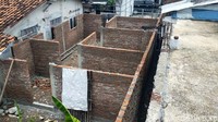 Satu unit rumah di Kecamatan Petarukan, Pemalang, Jawa Tengah diviralkan menutup akses jalan tiga rumah yang berisi 4 KK hingga terisolir. Polisi hingga Bupati Pemalang turun tangan mengecek persoalan ini. Persoalan ini terjadi antara dua keluarga besar yakni keluarga Sukendro dan keluarga Suharto. Rumah yang diviralkan menutup akses jalan yakni rumah milik keluarga Sukendro.