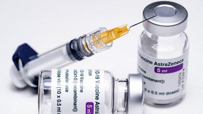 (FILES) In this file photo taken on March 11, 2021 a vial of the AstraZeneca Covid-19 vaccine in Paris on March 11, 2021. - Italy joined other European nations on March 15, 2021, in blocking the use of the AstraZeneca/Oxford vaccine over fears of a link to blood clots, pending a review by the EU regulator. (Photo by JOEL SAGET / AFP)