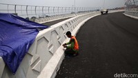 Pembangunan Flyover Cakung, Cakung, Jakarta Timur saat ini sudah memasuki tahap akhir. Progres pembangunannya sekarang ini mencapai 96,44 persen.