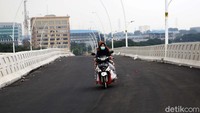 Bahkan sejumlah pemotor telah melintasi flyover ini.