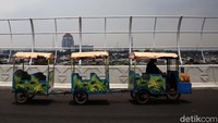 Jalan layang ini dibangun untuk mengurangi kemacetan yang disebabkan dari perlintasan kereta api.