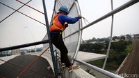 Pekerja melakukan proses akhir pembangunan Flyover Cakung, Jakarta Timur, Selasa (16/3/2021).