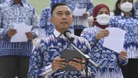 Ketua Fraksi Partai Demokrat DPR RI Edhie Baskoro Yudhoyono (tengah) bersama anggota DPR fraksi Demokrat membacakan ikrar kesetian terhadap Ketua Umum Partai Demokrat Agus Harimurti Yudhoyono di Kompleks Parlemen, Senayan, Jakarta, Senin (15/3/2021).