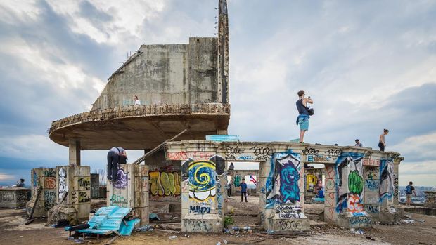 Gedung The Sathorn Unique Bangkok, Thailand 08.20.2019 Sathorn Unique Tower, Ghost Tower is an unfinished skyscraper in the Thai capital city Bangkok. Planned as a high-rise condominium complex