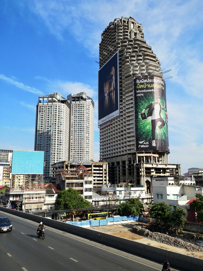 Gedung The Sathorn Unique Bangkok, Thailand 08.20.2019 Sathorn Unique Tower, Ghost Tower is an unfinished skyscraper in the Thai capital city Bangkok. Planned as a high-rise condominium complex