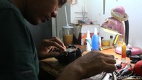 Jasa servis kamera yang berada di lantai dasar Pasar Baru Square milik Yan kamera sudah berjalan puluhan tahun.