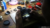 Salah satunya di toko servis Multi Camera yang ada di kawasan Pasar Baru, Jakarta Pusat, Selasa (16/3). Jasa servis kamera baik analog dan digital dapat diperbaiki dengan kondisi normal kembali.