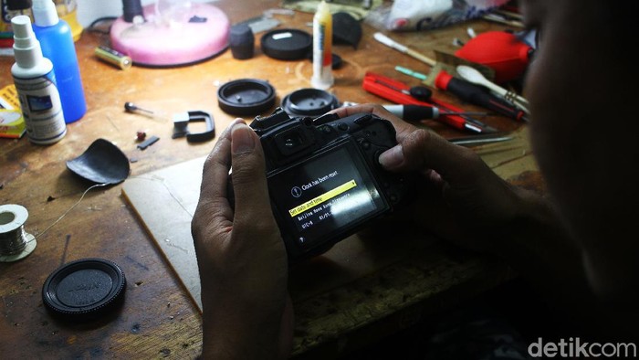 Geliat Jasa Kamera di Tengah Pandemi Salah satunya di toko servis Multi Camera yang ada di kawasan Pasar Baru, Jakarta Pusat, Selasa (16/3). Jasa servis kamera baik analog dan digital dapat diperbaiki dengan kondisi normal kembali.