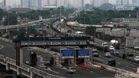 Penampakan sejumlah kendaraan memasuki Gerbang Tol (GT) Pisangan, diruas Tol Becakayu, Jakarta Timur.