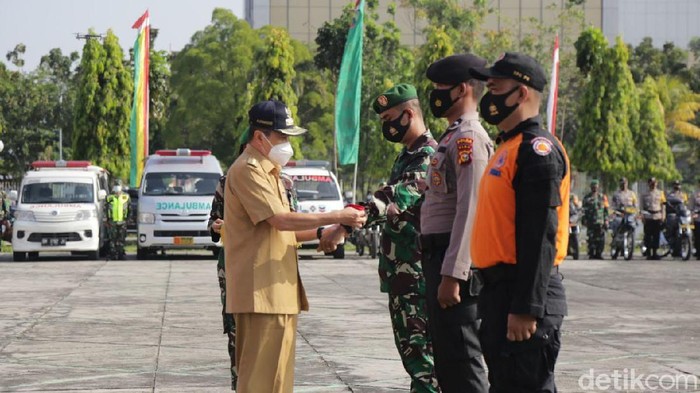 Gubernur Riau, Syamsuar, memimpin apel siap siaga penanggulangan karhutla (Raja Adil/detikcom)