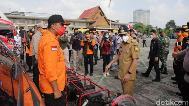 Gubernur Riau, Syamsuar, memimpin apel siap siaga penanggulangan karhutla (Raja Adil/detikcom)