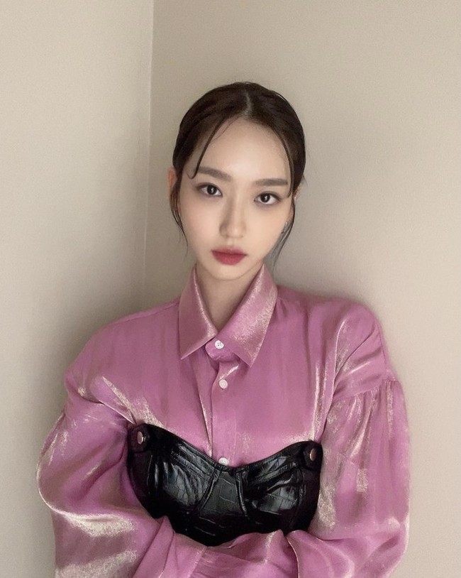 Han Ji Hyun mulai mencuri perhatian sejak membintangi The Penthouse. Netizen Korea memuji kecantikannya karena memiliki mata yang besar dan wajah yang mungil. Foto: Instagram hanjiji54