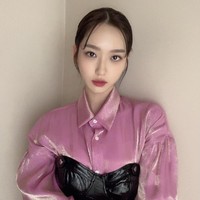 Han Ji Hyun mulai mencuri perhatian sejak membintangi The Penthouse. Netizen Korea memuji kecantikannya karena memiliki mata yang besar dan wajah yang mungil. Foto: Instagram hanjiji54